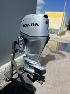 Listo para enviar: Motor fueraborda EFI de 4 tiempos y 60 CV, eje de 20 pulgadas, modelo 2013, el más vendido, con 308 horas y aparejos. - Product Image 3