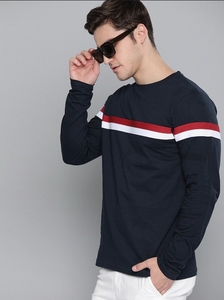 Chemise décontractée à manches longues 100 % coton sans col pour homme, tricotée et respirante, idéale pour l'été, avec pantalon blanc et baskets bleues - Product Image 2