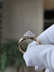 แหวนทอง 14K แบบมินิมอลประดับเพชรสองเม็ด 0.45 กะรัต ดีไซน์เปิดขอบ หรูหรา ทันสมัย เหมาะสำหรับใส่ซ้อนกัน เป็นของขวัญวันครบรอบ - Product Image 3