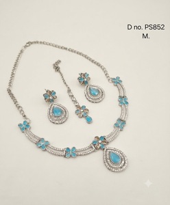 Ensemble de bijoux de fête en forme de goutte d'eau, plaqué or antique, avec boucles d'oreilles pendantes et pendentif floral en zircon cubique, collection de bijoux de fête - Product Image 1