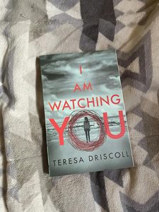 Estoy observándote de Teresa Driscoll, libro de bolsillo, edición en inglés, novela de suspense, misterio y thriller - Product Image 1