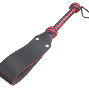 Pagaie en cuir avec poignée tressée rouge et noire pour un impact équilibré - Product Image 1