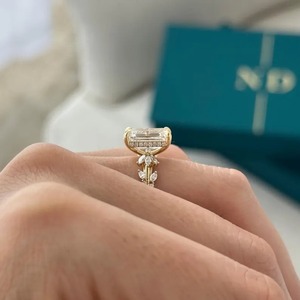 Bague de fiançailles en or jaune 14k 18k, diamant de laboratoire taille émeraude 5 carats certifié IGI, design feuille de brindille inspiré de la nature - Product Image 5