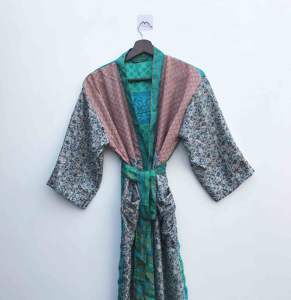 Kimono de Lujo con Parches de Seda, Túnica Larga para Dormir o como Cubre Bikini, Kimono Hecho a Mano con Sari de Seda Reciclada Vintage de la India - Product Image 1