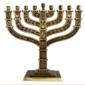 Menora à sept branches en or poli avec un tige texturé et un socle hexagonal lourd. Disponible à prix de gros. - Product Image 4