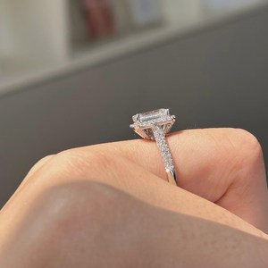 Bague de fiançailles avec halo de diamants de laboratoire taille émeraude de 2 carats, certifiée IGI - Product Image 2