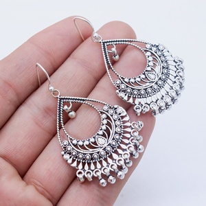 Boucles d'oreilles pendantes en argent sterling 925 oxydé, forme goutte d'eau, avec franges perlées, Memoria Jewels, vente en gros - Product Image 3