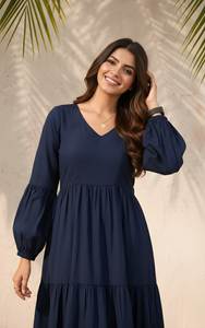 เดรสผ้าไหมเดลต้าสีน้ำเงินเข้มทรงแฟลร์ คอวี แขนพองเต็มตัว ความยาวปกติ เย็บสำเร็จทั้งตัว สีพื้น เรียบหรู สไตล์ตะวันตก - Product Image 2