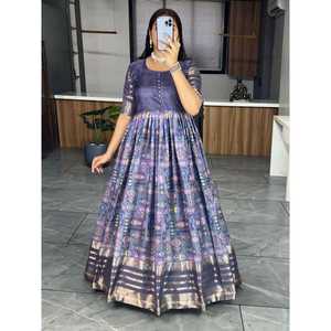 ชุดราตรีผ้าคอตตอนสีม่วงพิมพ์ลายดอกไม้ผ้าคอตตอนแฟนซี - Product Image 1