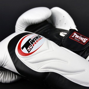 Nouveaux gants de boxe Muay Thai Sanda MMA en cuir véritable de qualité OEM, faits à la main, avec sangle de poignet réglable pour la fermeture, unisexe - Product Image 4