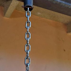 Cadena de Lluvia Metálica Clásica para Decoración de Jardín Tradicional con Acabado Antiguo y Drenaje de Agua Funcional - Product Image 5