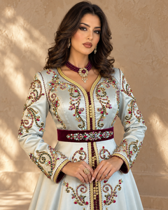 Elegante Caftán Marroquí Maxi Azul Plateado Bordado con Detalles de Piedras Multicolor en Borgoña y Dorado, Hecho a Mano, para Fiestas, Largo, Estilo Musulmán - Product Image 5