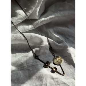 Collar Largo Contemporáneo de Metal Mixto, Collar Geométrico Artesanal con Elementos Circulares, Joyería Hecha a Mano - Product Image 6