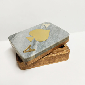 Elegante Caja de Cartas de Juego de Madera Hecha a Mano con Detalles de Latón de Lujo para una Experiencia de Juego Mejorada - Product Image 4