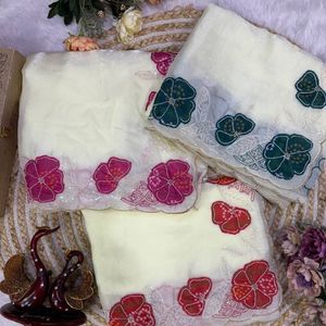 Sari en soie Designer Space avec broderie de sequins et bordure festonnée, accompagné d'un chemisier imprimé, prix de gros par Royal Export - Product Image 3