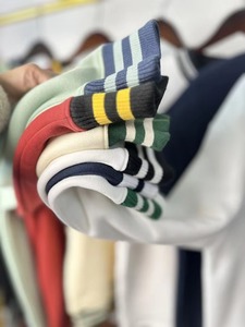 Sweat-shirt à col roulé pour homme en coton 100% tricoté, écologique, avec logo personnalisé, blocs de couleur et broderie en polaire - Product Image 5