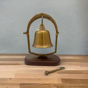 Cloche en laiton et bois antique de 4 pouces montée sur un support léger de 10 pouces pour bureau, comptoir, réception, décoration - Product Image 5