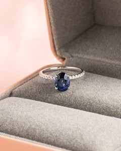 Anillo Clásico Ovalado de Zafiro Azul para Mujer, Plata Rodiada con Banda Pavé de Diamantes Cultivados en Laboratorio - Product Image 1