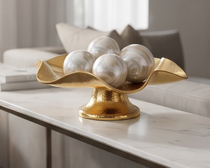 Bol en métal doré martelé fait main avec bord ondulé, design élégant et poli, idéal pour servir des aliments lors de fêtes, centre de table décoratif - Product Image 5