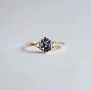 Anillo de Lujo con Alejandrita de Corte Hexagonal, Plata de Ley 925, Chapado en Oro, Engaste de Garras, Gema que Cambia de Color, Certificado, Único - Product Image 2