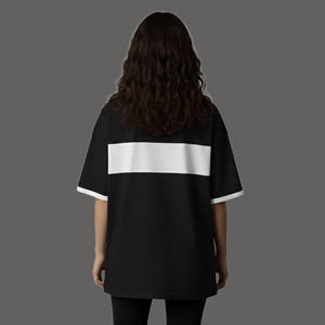 Camiseta negra oversize de algodón jersey para mujer al por mayor con rayas blancas y logo rojo estampado, cuello redondo, manga corta, ajuste holgado - Product Image 5