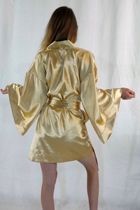 Robe de Mariée Vintage Écologique et Respirante en Soie pour une Mariée et des Demoiselles d'Honneur Élégantes – Cadeaux de Mariage Personnalisables Gratuitement - Product Image 5