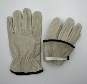 Gants de conduite en cuir noir personnalisés pour l'extérieur avec bouton tendance pour les voyages, fabriqués au Pakistan - Product Image 3