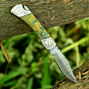 Couteau pliant artisanal OEM personnalisé de Damas avec manche gravé et étui en cuir - Product Image 4