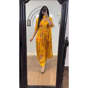 NUEVA LLEGADA CHINON SECUENCIA BORDADO IMPRESIÓN TRABAJO ALIA CUT TOP BOTTOM CON DUPATTA MOSTAZA - Product Image 1