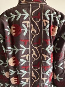 Veste à col mandarin brodée à la main avec motifs floraux, manches longues, pull en coton pour femme, automne, motifs rouges et beiges - Product Image 2