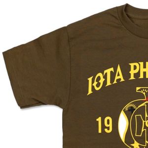 Camiseta gráfica Iota Phi Theta 1963, color marrón dorado, ropa griega, camiseta de fraternidad, algodón de primera calidad, estilo clásico y elegante - Product Image 3
