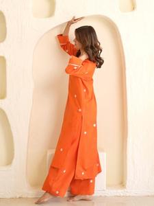 Ensemble Kurti et pantalon pour femme en coton orange à séchage rapide, longueur cheville, broderie blanche, coupe classique, tenue décontractée, style traditionnel indien - Product Image 3