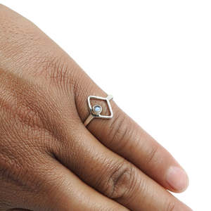 Anillo minimalista con piedra lunar arcoíris de corte redondo, hecho de plata de ley 925, precio al por mayor, joyería bohemia para chicas. - Product Image 2