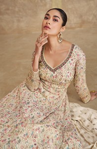 Traje Anarkali de Georgette Blanco con Bordado Real para la Colección de Trajes Indios y Pakistaníes - Product Image 2
