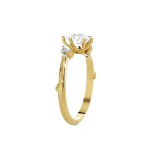 แหวนทองคำ 14KT สีเหลือง ประดับเพชรทรงลูกแพร์ 1.5 กะรัต เพาะเลี้ยงในห้องปฏิบัติการ พร้อมเพชรข้างทองคำสีเหลือง แหวนเจ้าสาว - Product Image 2