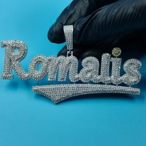 Pendentif personnalisé en moissanite avec nom, en argent 925 plaqué rhodium, lettres serties de pierres, style hip-hop, pour fiançailles, unisexe, usage quotidien - Product Image 1