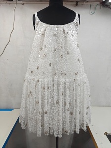 Mini robe de mariée blanche avec cape amovible, ornée à la main de sequins floraux et de strass sur un tissu antistatique - Product Image 2