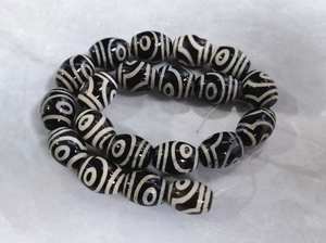 20 pièces de perles d'agate Dzi tibétaine noire et blanche en forme de tambour, amulette, pierres précieuses pour la fabrication de bijoux - Product Image 4