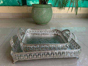 Bandeja de Servicio Decorativa Ovalada de Metal con Base Dorada Tipo Espejo, Borde Calado con Diseño de Rejilla, Asas Laterales y Base con Patas, Centro de Mesa - Product Image 6