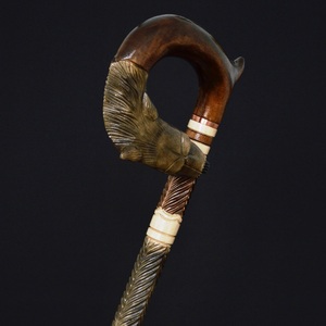 Décoration d'intérieur artisanale en bois rustique sculpté, écologique, en forme de canne (Loup foncé) - Product Image 3