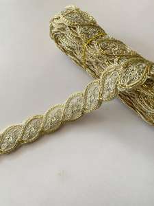 Ropa de Hogar Elegante y Atemporal Hecha a Medida con Lentejuelas Bordadas, Perlas, Encaje, Organza, Diseño Floral Ecológico y Estilo Ejecutivo - Product Image 6