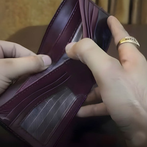 Portefeuille bifold en cuir noir brillant pour homme avec intérieur bordeaux, fenêtre d'identification et plusieurs emplacements pour cartes – Produits de luxe à finition miroir - Product Image 4