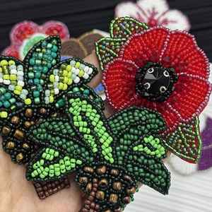 Breloque de sac en forme de fleur de lys perlée, broderie artisanale, porte-clés, accessoire de sac à main d'Inde, pour voiture, vélo et sacs - Product Image 3