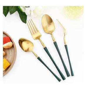 Elegante Juego de Utensilios de Acero Inoxidable Dorado de Cinco Piezas, Vajilla Moderna Apta para Lavavajillas, para Banquetes, Restaurantes y Eventos - Product Image 6