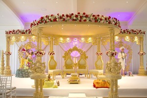 Magnifique décoration de mandap pour événement de mariage spécial, mandap blanc et or avec dessus circulaire, mandap hindou traditionnel à vendre au Canada - Product Image 4