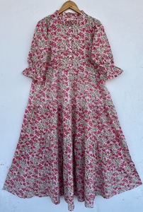 Robe longue en coton imprimé floral blanc et rose pour femme, boutonnée sur le devant, manches bouffantes, à volants, vente en gros - Product Image 2