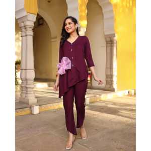 Ensemble coordonné en tissu crêpe respirant pour femmes, taille XS, couleur vin, avec haut à manches trois-quarts - Product Image 2