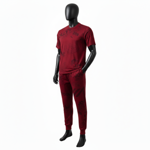 Conjunto de camiseta y pantalón deportivo para hombre de jersey de algodón y poliéster premium, color borgoña, con estampado completo y logotipo personalizado. - Product Image 4