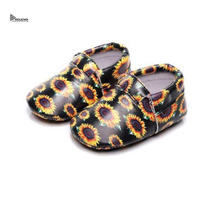 Zapatos de Bebé de Piel Metálica con Acabado Texturizado, Correa Mary Jane, Suela Suave y Cómoda para Primeros Pasos, Venta al Por Mayor - Product Image 1