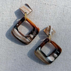 Bijoux de mode de style vintage de haute qualité faits à la main en corne de buffle naturelle boucle d'oreille en os d'origine éthique - Product Image 2